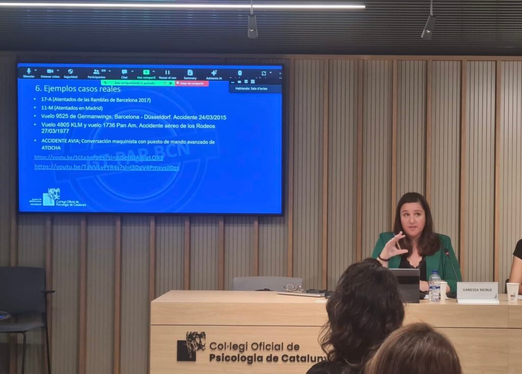 Vanesa Monje impartiendo una formación en el COPC