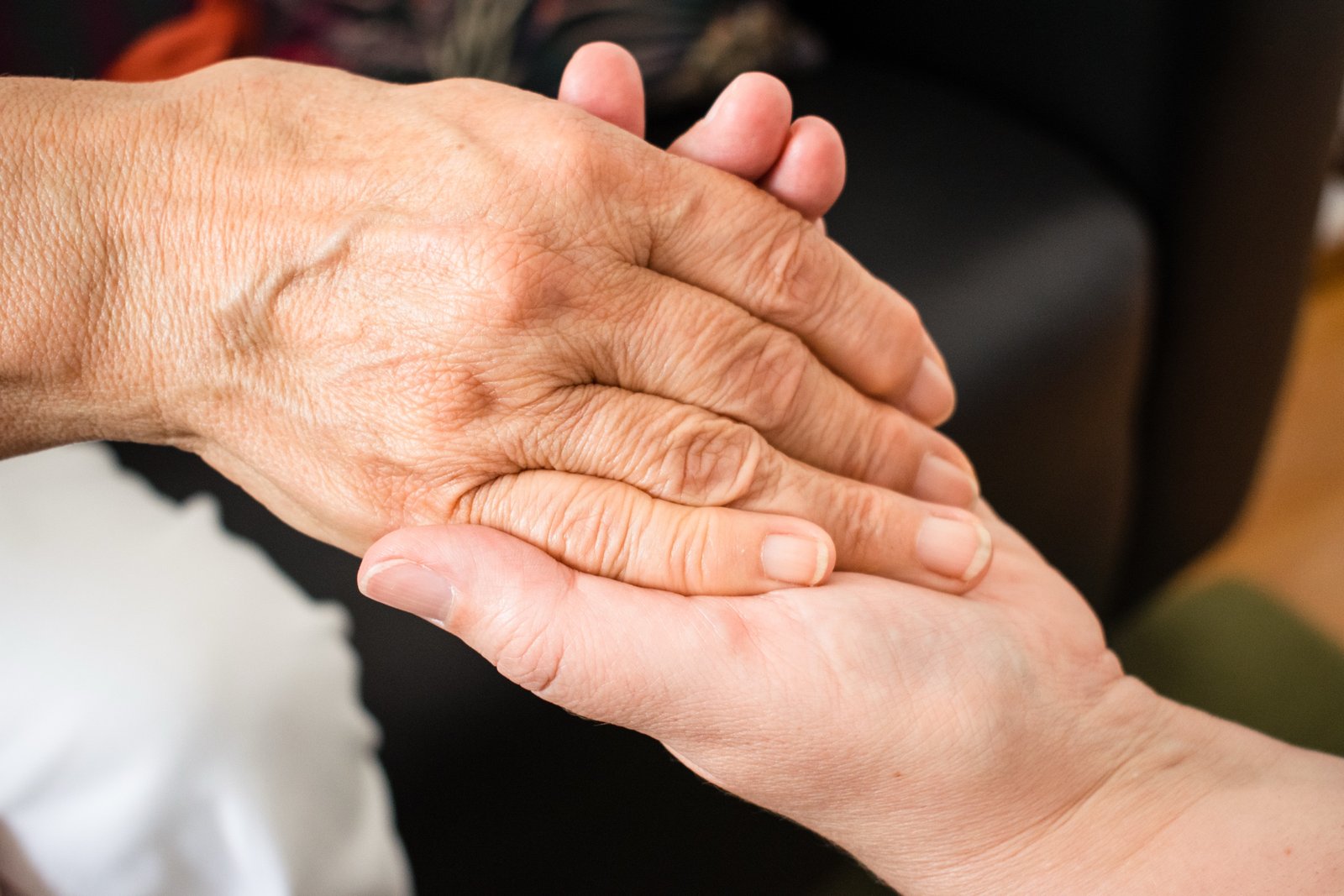 Manos entrelazadas durante una sesión de terapia