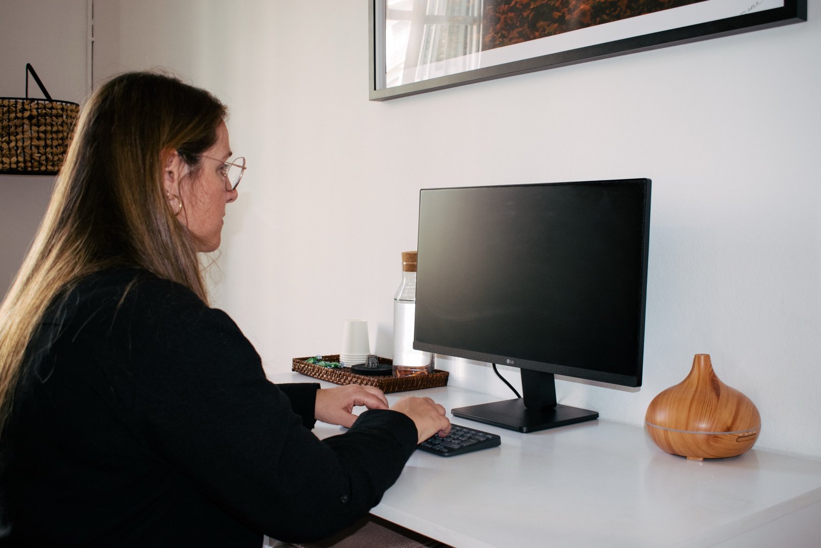 Vanesa Monje trabajando en su consulta de Barcelona