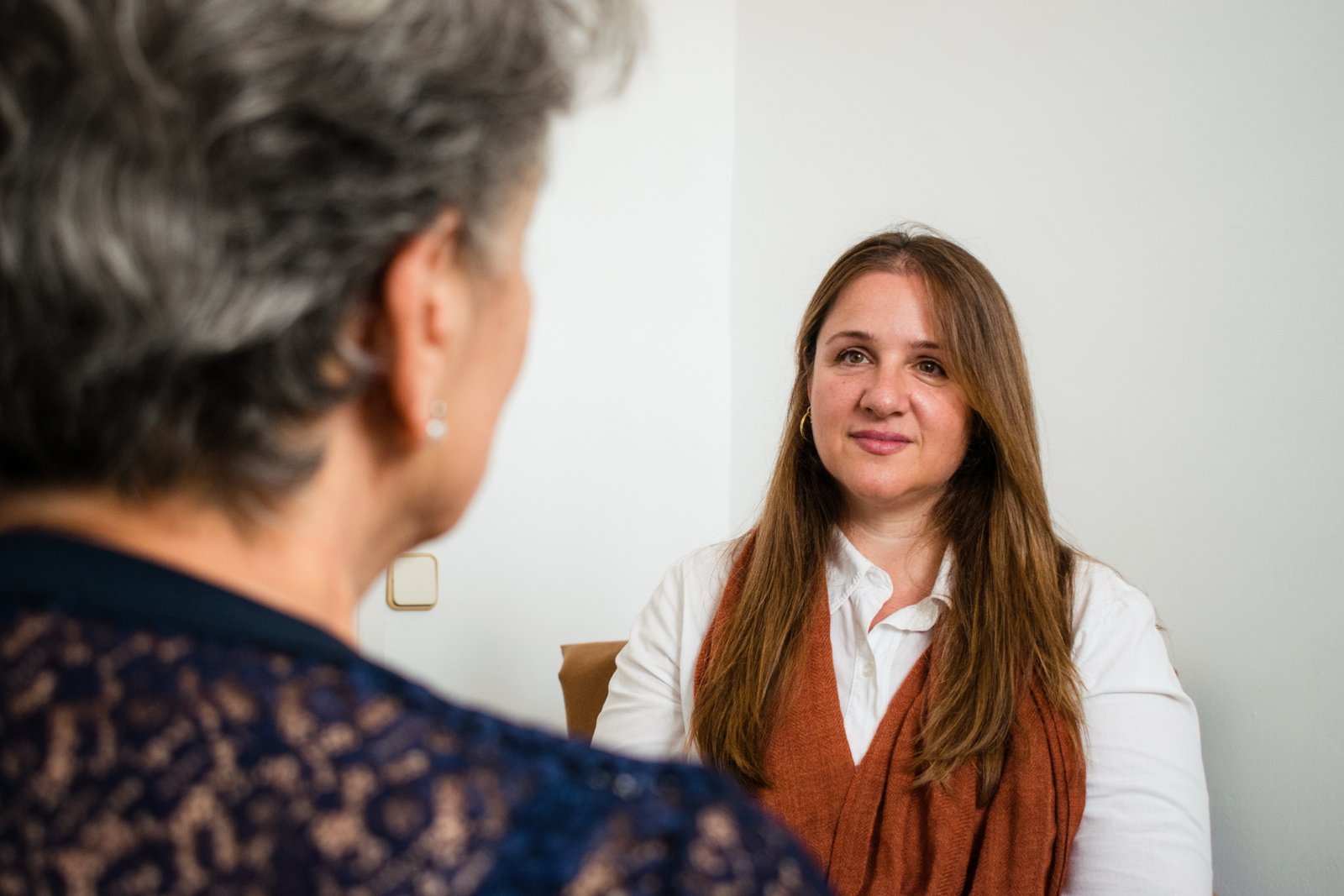 Vanesa Monje escuchando a una paciente en su consulta